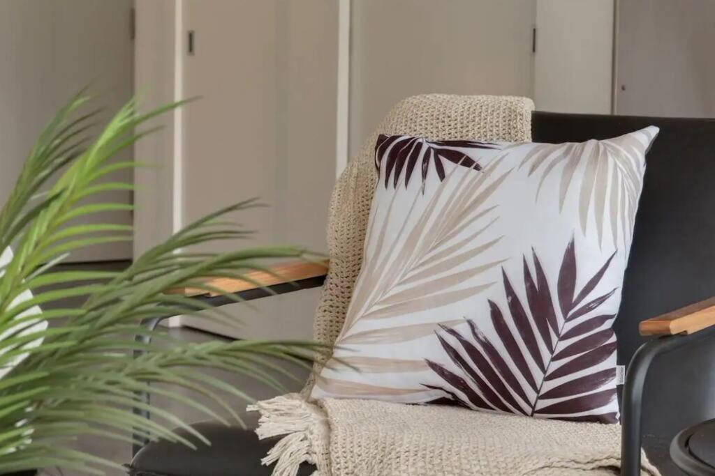Escape In The Sky Studio Apartment Calgary